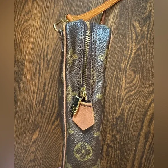 Louis Vuitton Vintage Danube with newer LV strap - Picture 15 of 16